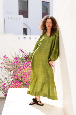 Ein weit geschnittenes Maxikleid aus 100 % Seide mit fliessender, kühl wirkender Silhouette. ARO verbindet natürliche Eleganz mit leichter Bewegtheit und setzt mit dem sanften V-Ausschnitt und den gerafften Ärmeln handwerkliche Akzente. Ideal für warme Tage, Reisen, Resortwear und entspannte Abendmomente. Einheitsgrösse, angenehm weich und temperaturregulierend.