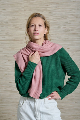 Model trägt den RIBANE Kaschmir Pulli der Schweizer Marke AYRE. Hier in einem starken Grünton. Um den Hals trägt sie einen oldrose farbenen Schal ebenfalls der Schweizer Marke AYRE, aus 100% Kaschmir made in Italy.