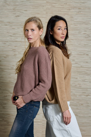 Zwei Models tragen Kaschmir Pullis der Schweizer Marke AYRE. Einmal den Riban in. Plum. Das andere Model trägt den VINCE Pulli in camello. 