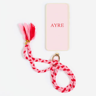 pink und rosa farbener keychain welcher wie hier auch als handykette nutzbar ist durch einen grossen goldenen ovalen karabiner welcher mit dem ayre logo graviert ist