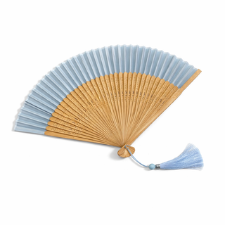 Eleganter Bambusfächer mit Stoffbespannung und dekorativer Quaste. Leicht, zusammenklappbar und ideal für warme Sommertage oder besondere Anlässe.