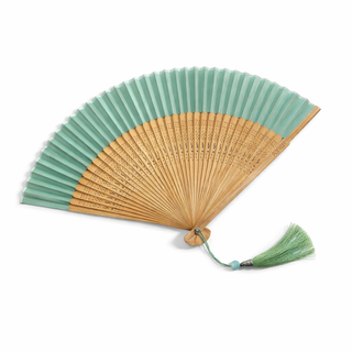 Eleganter Bambusfächer mit Stoffbespannung und dekorativer Quaste. Leicht, zusammenklappbar und ideal für warme Sommertage oder besondere Anlässe.