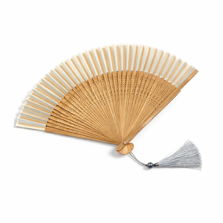 Eleganter Bambusfächer mit Stoffbespannung und dekorativer Quaste. Leicht, zusammenklappbar und ideal für warme Sommertage oder besondere Anlässe.