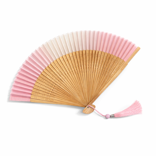 Eleganter Bambusfächer mit Stoffbespannung und dekorativer Quaste. Leicht, zusammenklappbar und ideal für warme Sommertage oder besondere Anlässe.