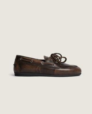 dunkelbrauner Boat Schuh mit gebürsteter Optik. Von der Marke Posa, hier im schweizer Onlineshop AYRE.ch erhältlich.