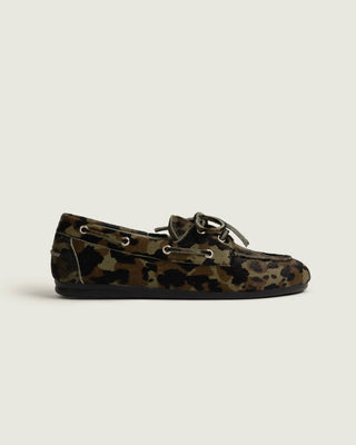 Wunderschöner Boatloafer im trendigen Camouflage Muster. Olivergün, braun und schwarz gefleckt. Mit einer weichen Gummisohle.  