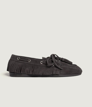 Boat Loafer von der Marke Posa. Hier mit Fransen an de Seite gibt es einen Western Look. und mit Tasseln an den Schnürsenkeln. Erhältlich hier bei dem schweizer Onlineshop AYRE.ch.