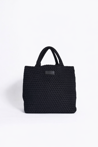 Cabane Tasche des schweizer Labels AYRE. Die Tasche ist aus geflochtenem Neopren, sieht sportlich elegant aus, ein Laptop hat drin Platz, sowie die alltäglichen Dinge die man gerne jeweils dabei hat. Man kann sie in der Hand halten sowie auch mit einem Schulterriemen quer über der Schulter tragen.