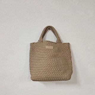 man sieht die Neopren Tasche CABANE der Schweizer Marke AYRE in der Farbe Mud. Ein Taupe farbenes Beige.