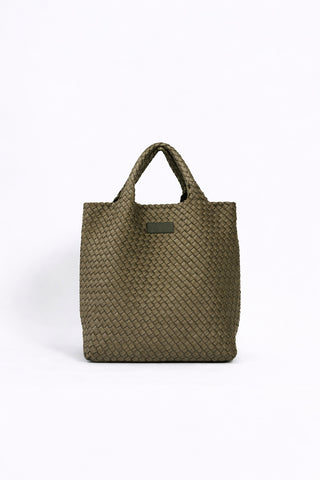 Man sieht eine olive farbene Neoprentasche des schweizer Labels AYRE, in der Farbe olive. Sie ist wie eine Shoppertasche, die man gut in der Hand halten kann. 