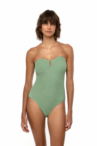 Man sieht den Badeanzug CALYPSO an einem Model. Der Badeanzug ist aus dem typischen crinkle Material welches es bereits in der 80er Jahren gab.
