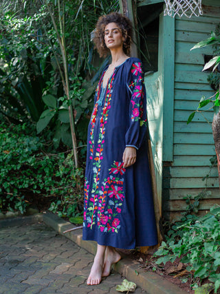 model trägt das caraine kleid von ayre in der farbe navy mit bunten stickereien drauf