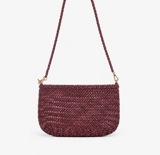 geflochtene Ledertasche mit dem name CROISETTE von der schweizer Marke AYRE. In der Farbe Berry, ein dunkles Himbeerrot. 