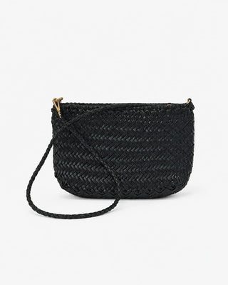 Man sieht die schwarze CROISETTE Tasche der schweizer Marke AYRE. Eine wunderschöne Clutch Bag aus geflochtenem Leder, elegant. Und dank den goldenen Ringen und den Karabinern kann die Tasche auch crossbody getragen werden. 