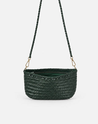 Ma sieht die dunkelgrüne CROISETTE BAG der schweizer Marke AYRE. Eine wunderschön elegante Clutchbag, die auch als Crossbody bag getragen werden kann. 