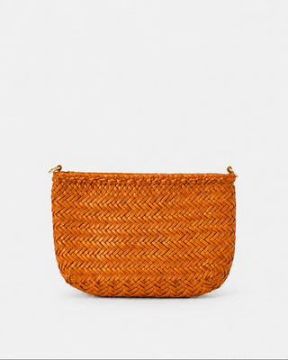eine Clutch bag aus geflochtenem Leder. Von der schweizer Marke AYRE. Die Tasche verfügt über zwei Ringe, an diesen kann der dazugehörige, ebenfalls geflochtene, Tragerieme dank goldenen Karabiner angebracht werden um so als Crossbody- Tasche getragen zu werden.