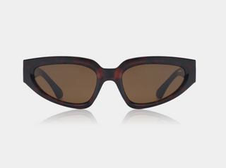 Eine Brille, die durch ihre klare Form und moderne Feminität überzeugt – ruhig, stilvoll und vielseitig einsetzbar.