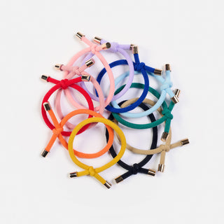 man sieht 11 Farben der Haargummis FLIP der Schweizer Marke AYRE. 