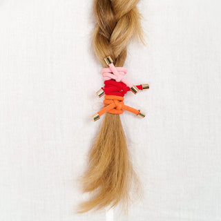 Man sieht einen Haarzopf mit drei Haargummis FLIP der Schweizer Marke AYRE.