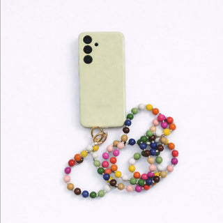 Man sieht die farbenfrohe Handykette RAINBOW der schweizer Marke AYRE. 