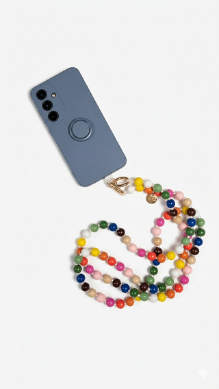 Man sieht die farbenfrohe Handykette der schweizer Marke AYRE. Eine aus regenbogenfarbigen Holzperlen von Hand geknüpfte Handykette zum als Crossbody zu tragen.