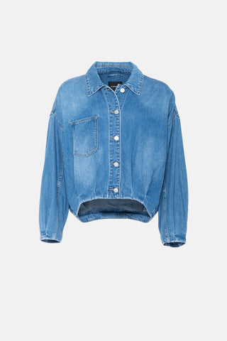 Man sieht die Jeans Jacke von Elias Rumelis, sie ist sehr breit und kurz geschnitten in einem klassischen schönen blau.
