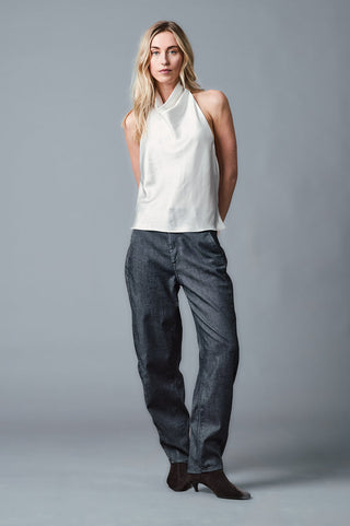 Model trägt die lockere Ina Jeans der deutschen Marke Five Fellas. In einem dunklen Denim. elegant ungewaschene Optik. Kann elegant aber auch cool getragen werden.