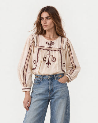 Model trägt die IVY Bluse der Pariser Marke Stella Forest. In Ecru mit bordeaux farbenen Stickereien, bohemian stlyle.