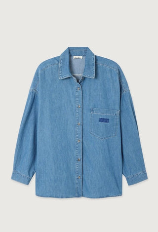 Jeanshemd der französischen Marke American Vintage. In einem oversized Schnitt und gerade geschnitten. 