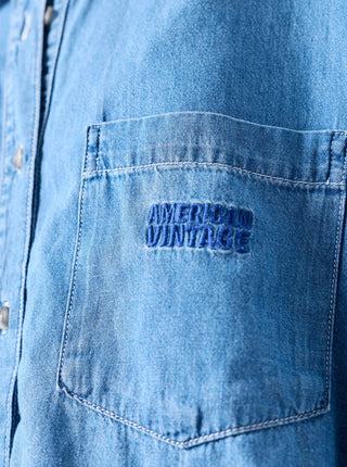 Man sieht eine Nahaufnahme des Jeanshemdes von American Vintage.