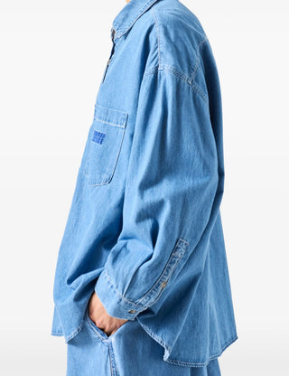 man sieht das oversized Jeans Hemd von American Vintage seitlich.