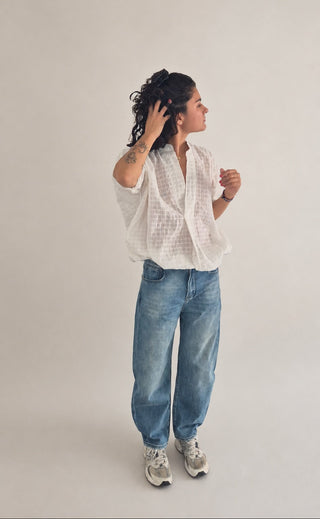 Model trägt die Joana Hose der Marke Elias Ruelis in der Jeans Waschung Farmer Blue.