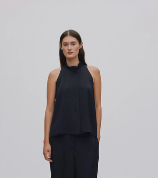 man sieht das ärmellose Top KALEY der dänischen Marke RABENS SALONER in schwarz. 