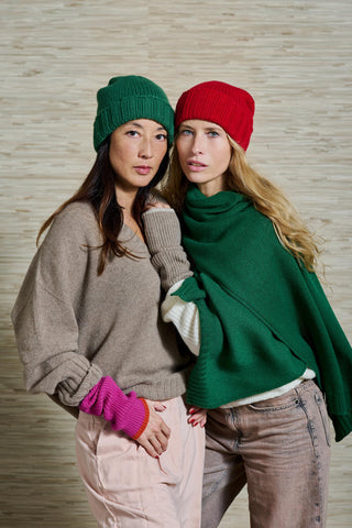Zwei Models tragen Kaschmir Pullis und Accessoires der Schweizer Marke AYRE. Farbige Mützen und Klassische Kaschmirpullis.