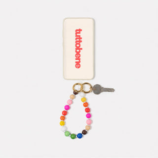Man sieht die von Hand geknüpften Keychain mit Holzperlen der schweizer Marke AYRE. In der Farbkombination Rainbow,ganz viele tolle Farben aneinander gekknüpft. 