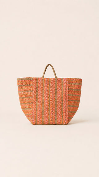 Geflochtene grosse Strandtasche in natur Stroh und rosa und orange Textilgeflecht.