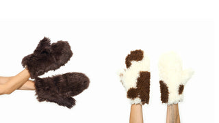 Man sieht zwei Paar Lammfellhandschuhe einmal in dunkelbraun uni und einmal im Lammfell braun und weisses ell. Beide Handschuhe sind von der Schweizer Marke AYRE und sind sehr kuschelig, warm und lustig. 