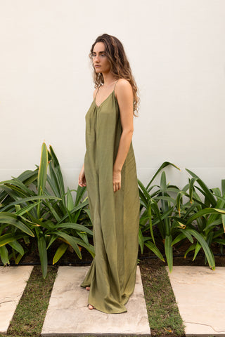 Model trägt as Trägerkleid Lexane in der Farbe Olive. Sehr leicht und elegant.