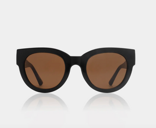 LILLY in Black ist eine Sonnenbrille, die durch ihre ruhige Eleganz und klare Form überzeugt – feminin, modern und vielseitig kombinierbar.