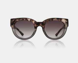 Eine Sonnenbrille, die jeden Look präzise abrundet – ideal für Alltag, Reisen, Strandmomente und moderne City-Outfits. LILLY in Coquina überzeugt durch ihre ruhige Eleganz und ihren bewusst unaufdringlichen Ausdruck.