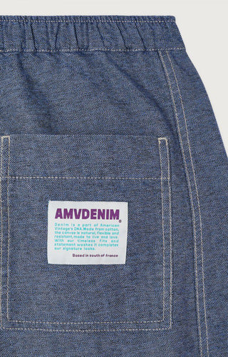 Eine Detailaufnahme der Jeanshose Lofway, von American Vintage, der Gesässtasche mit dem grossen Logo drauf.
