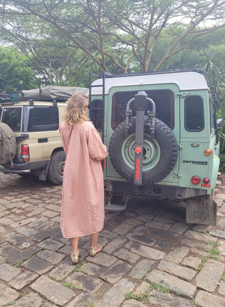 landrover mit einer frau im schoenen lynne kleid von ayre