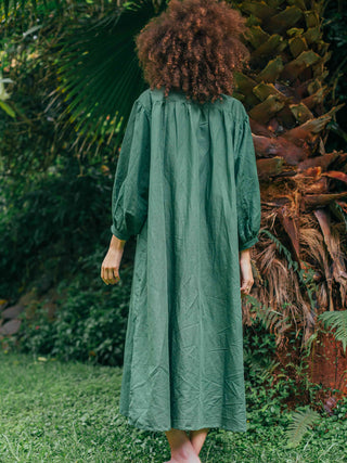 lynne dress in pinegreen von ayre von hinten fotografiert