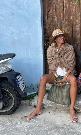 stefanie mit der schoenen maison tasche in olive sitzend in mallorca