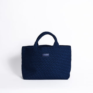 maison die von hand geflochtene neopren tasche in navy von ayre 