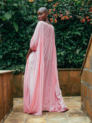 maude dress von ayre von hinten fotografiert mit schönen blüten im hintergrund