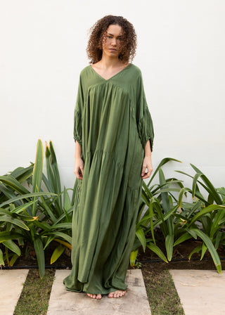 Fliessendes Kleid aus Viskose in einem ruhigen, tiefen Green-olive Ton. Minimalistische Silhouette, weicher Fall und One-Size-Passform (34–48). Leicht, kühl und vielseitig kombinierbar – ideal für Sommer, Reisen und elegante Alltagsmomente von AYRE. Einfach auf Wunschlänge kürzbar.