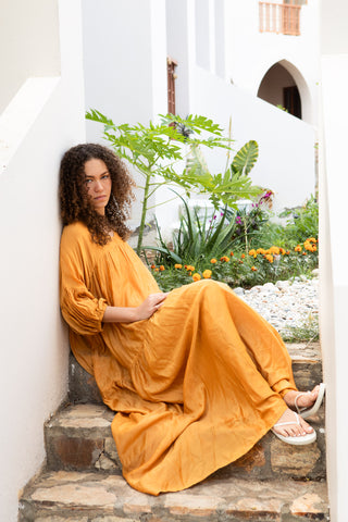 Ein minimalistisches Kleid aus Viskose mit feinem Seidenanteil, weich fliessend und angenehm leicht auf der Haut. MAUDE überzeugt durch seine klare Linienführung, den reduzierten Schnitt und eine ruhige, elegante Ausstrahlung. Die One-Size-Passform umspielt verschiedene Silhouetten mühelos. Perfekt für Sommer, Reisen, Freizeit- und Abendlooks.