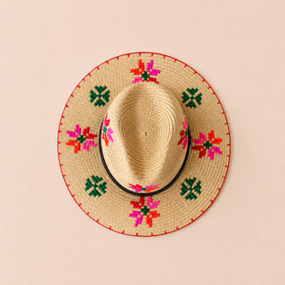 Sonnenhut der in Mexiko von Hand bestickt wurde, in beige mit grün, pink und roten Stickerein drauf. 