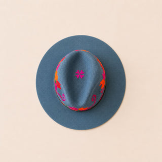 blaugrauer Sommerhut der in Mexico von Hand bestickt wurde, Stickerein sinnd in pink, rot und orange, und leuchten richtig schön auf dem graublauen Hut farbton. 